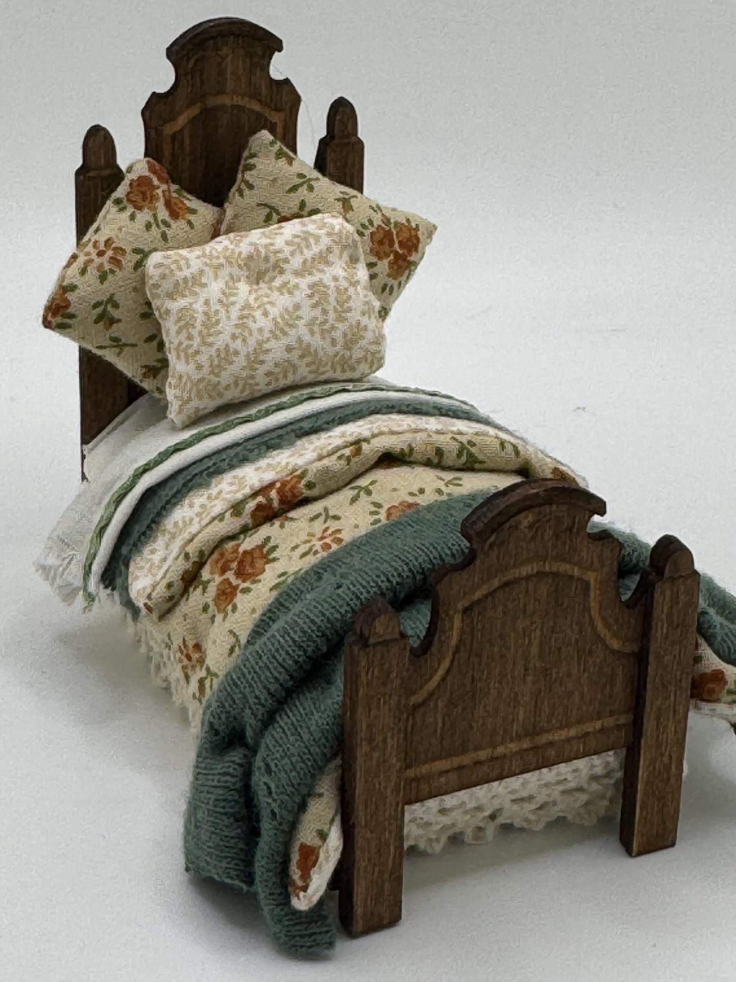 DOLLS HOUSE MINIATURES - 1/24th / 1:24th / Half Inch Scale - single bed