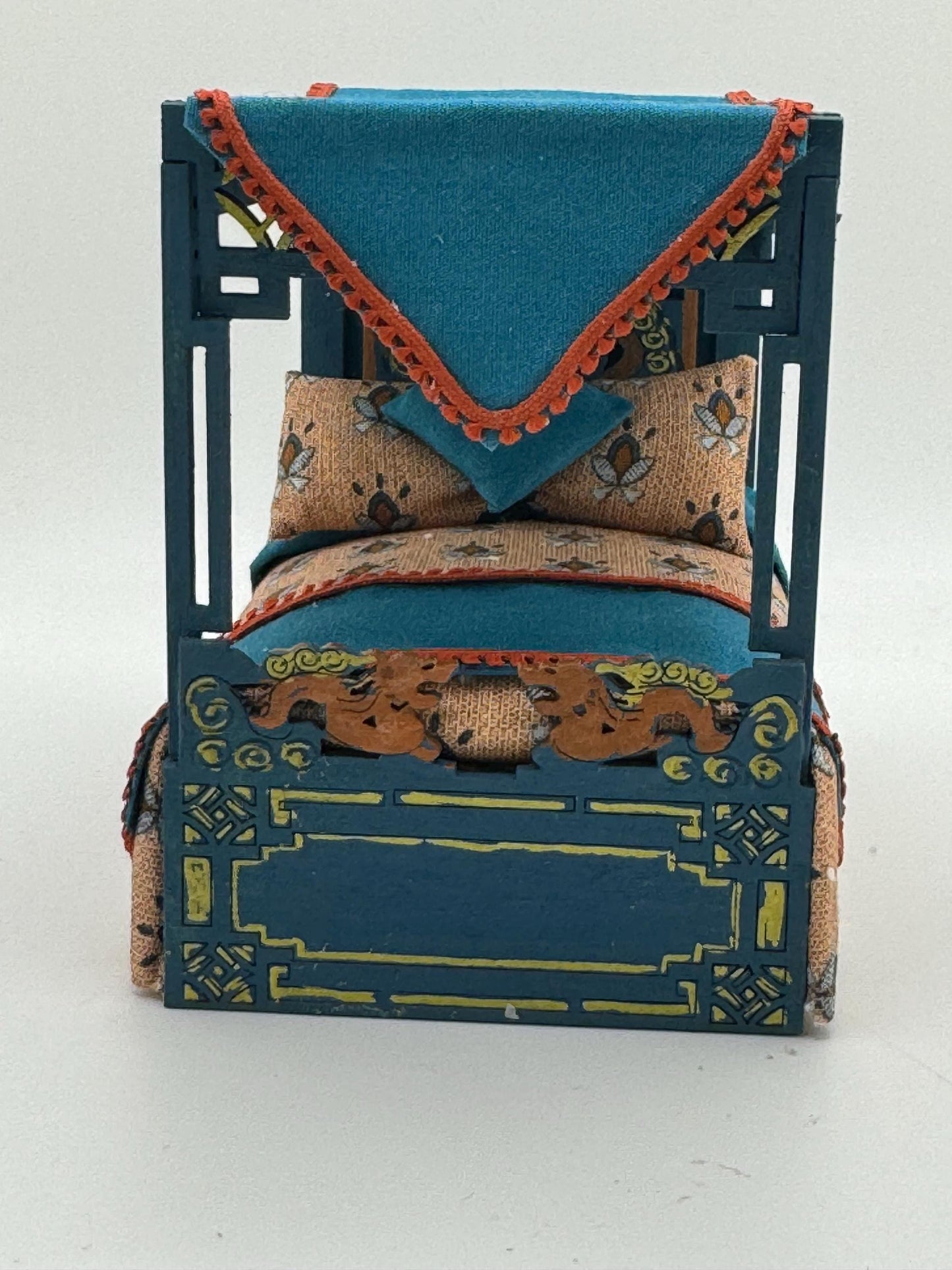 DOLLS HOUSE MINIATURES - 1/24th / 1:24th / Half Inch Scale - four poster bed