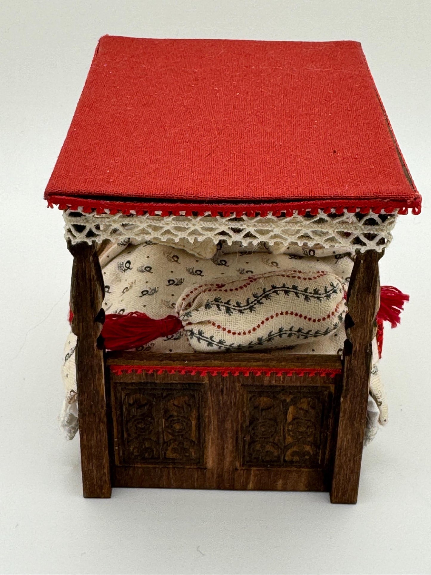 DOLLS HOUSE MINIATURES - 1/24th / 1:24th / Half Inch Scale - four poster bed