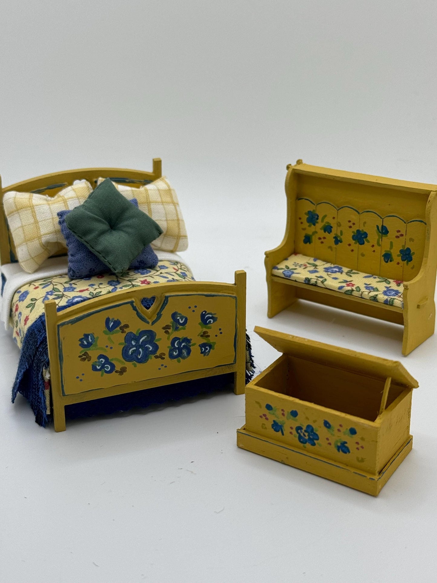 DOLLS HOUSE MINIATURES - 1/24th / 1:24th / Half Inch Scale - double bed
