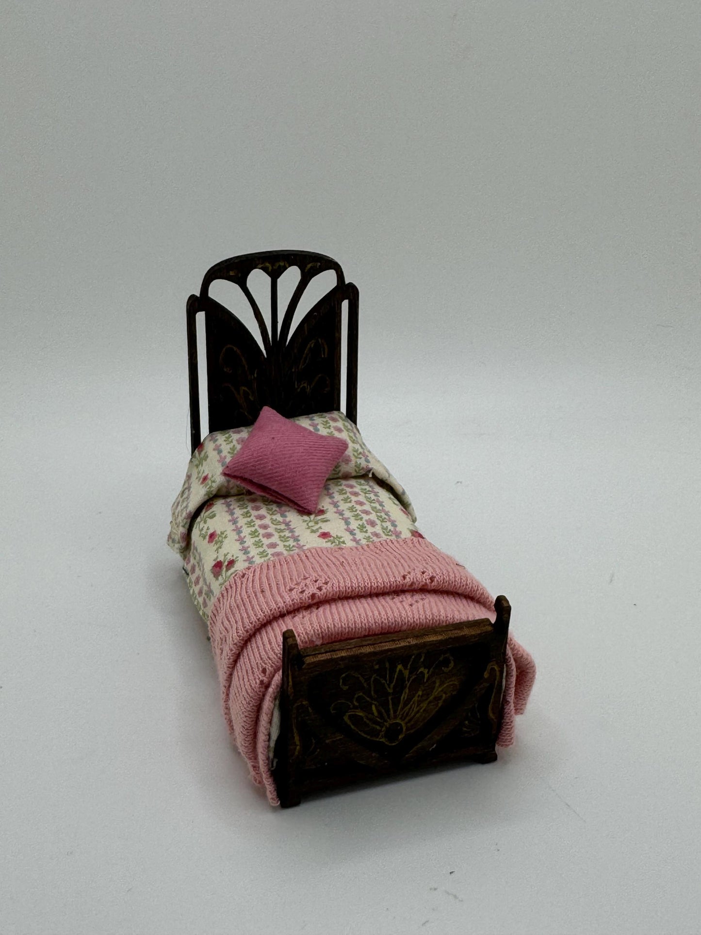 DOLLS HOUSE MINIATURES - 1/24th / 1:24th / Half Inch Scale - single bed