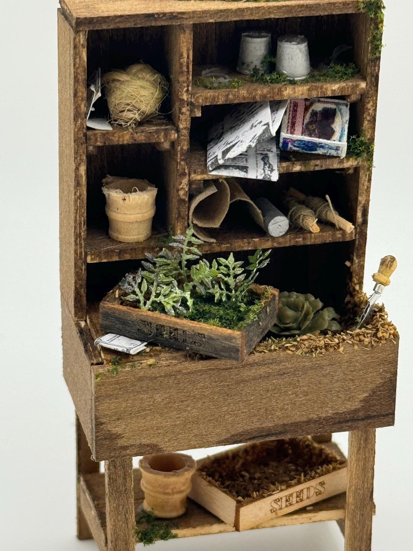 DOLLS HOUSE MINIATURES - 1/24th / 1:24th / Half Inch Scale - Gardeners Potting Bench