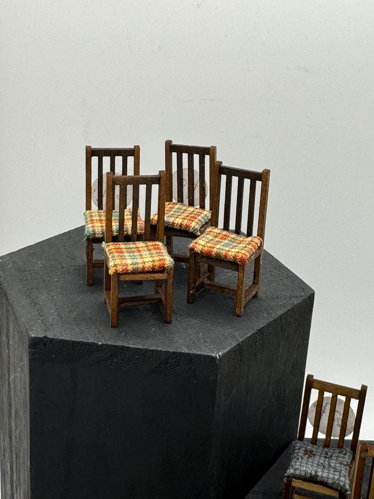 DOLLS HOUSE MINIATURES - 1/24th / 1:24th / Half Inch Scale s/4 dining chairs (4 options)