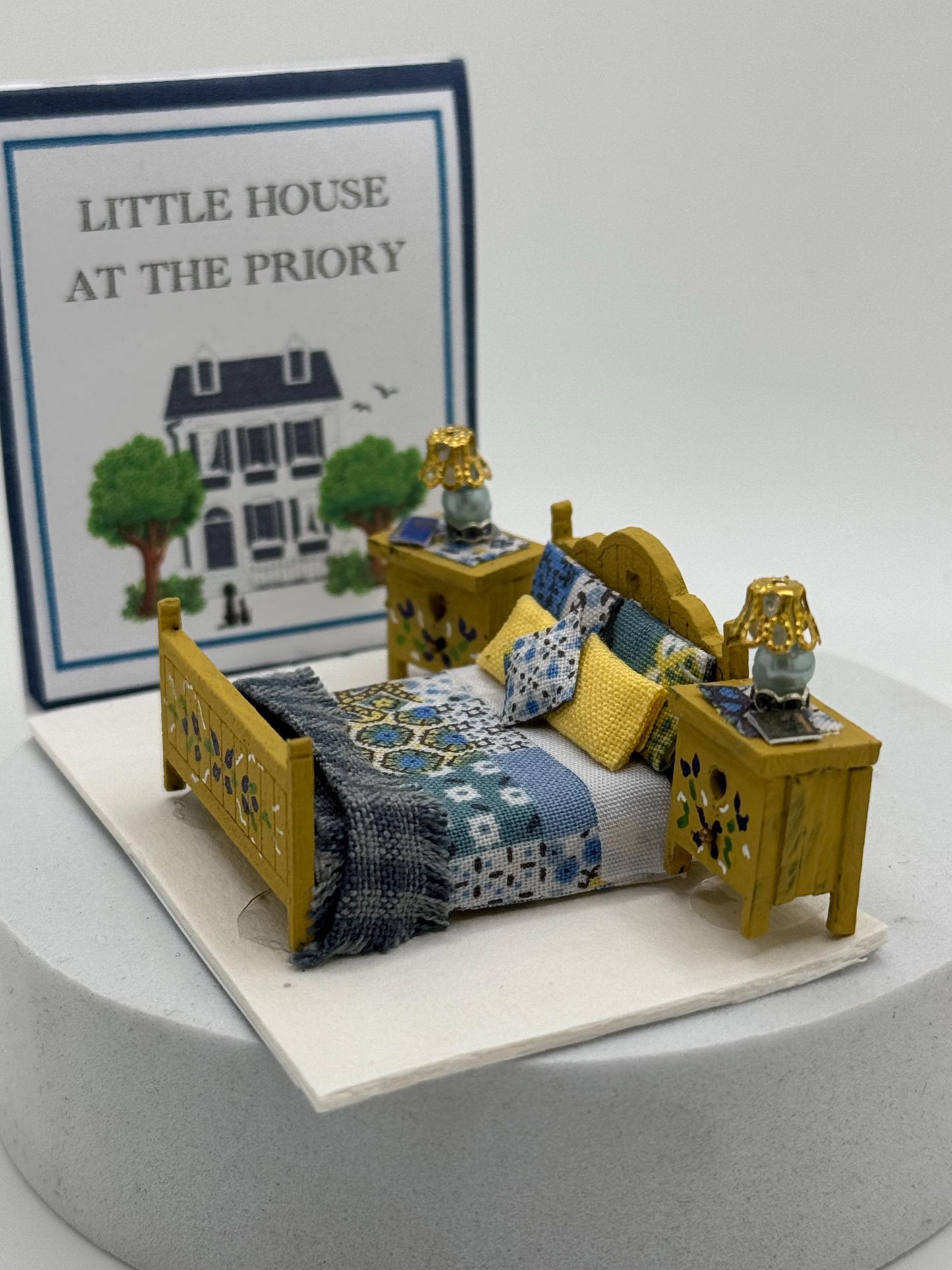 Dolls House 1/48th / 1:48 /Quarter Scale - Double bedroom set