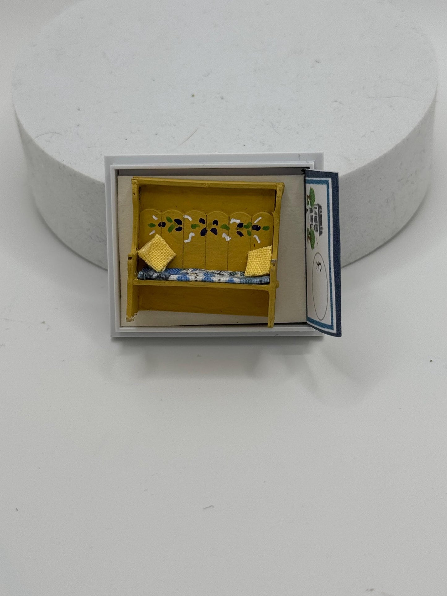 Dolls House 1/48th / 1:48 /Quarter Scale - settle / bench