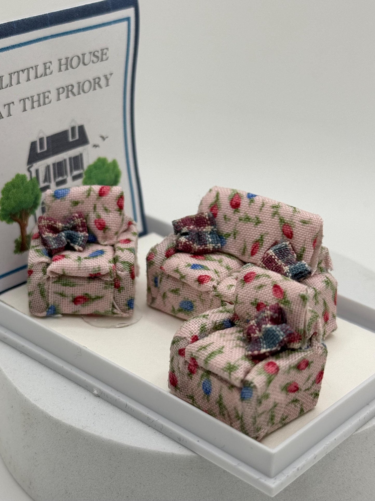 Dolls House 1/48th / 1:48 /Quarter Scale - Armchair / Sofa / Settee set