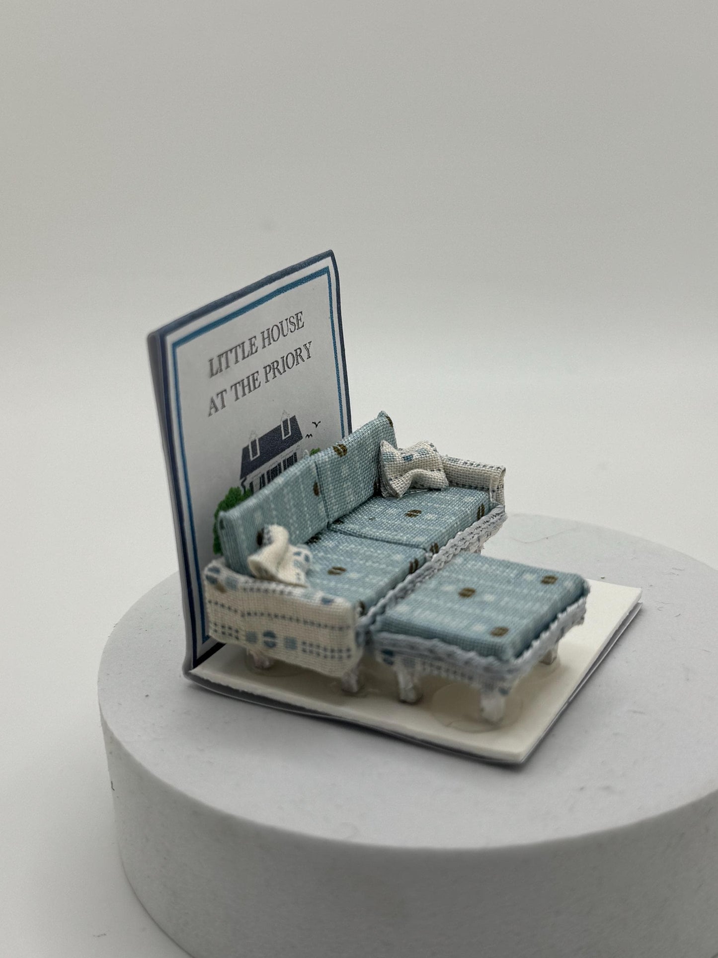 Dolls House 1/48th / 1:48 /Quarter Scale - Contemporary Sofa