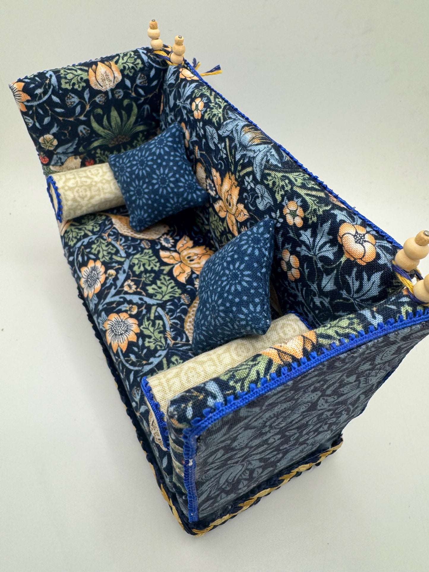 Dolls House Miniatures - 1/12th William Morris Knole Sofa