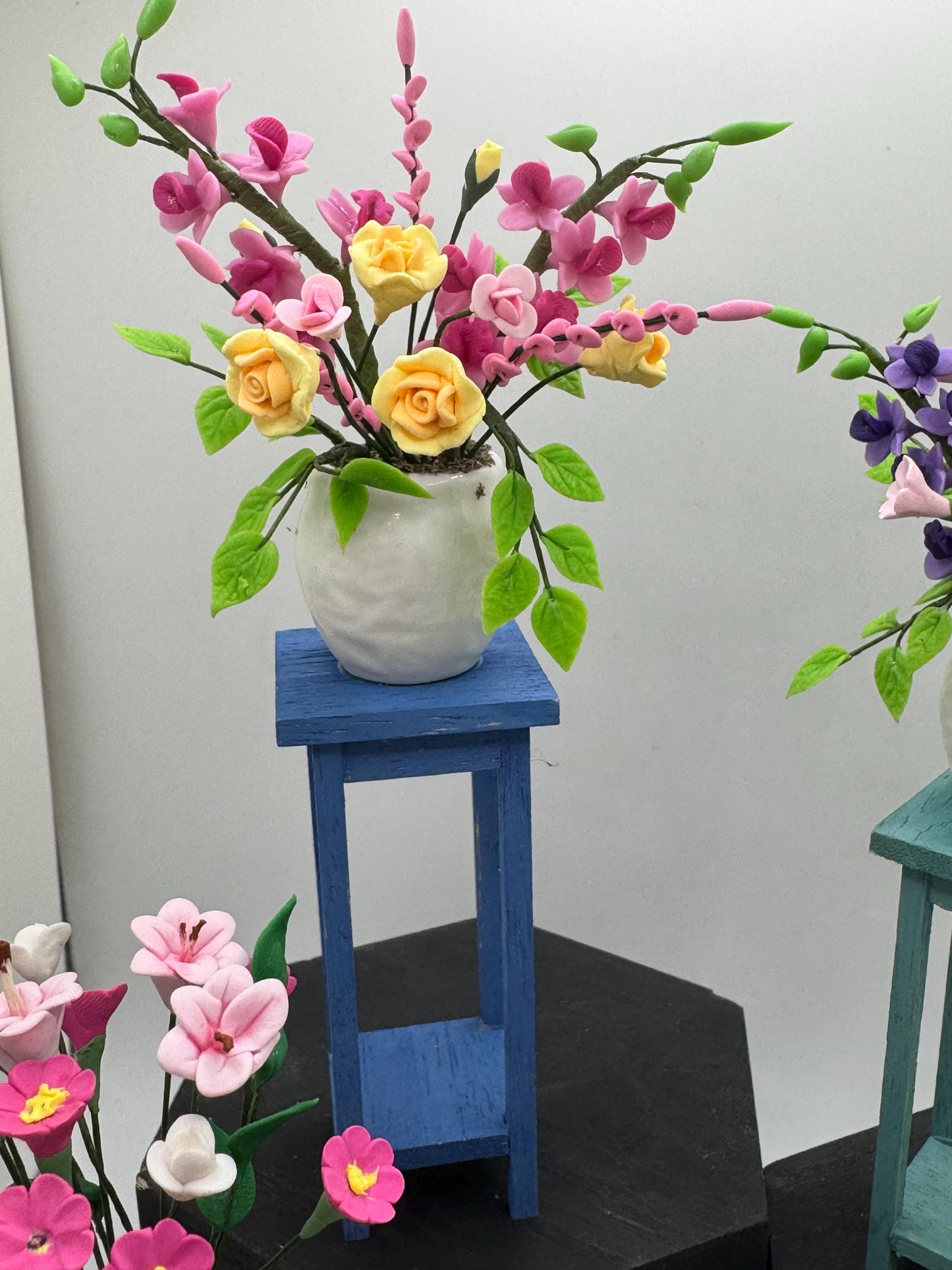 Dolls House Miniatures - 1/12 Plant Table stand with flowers x1