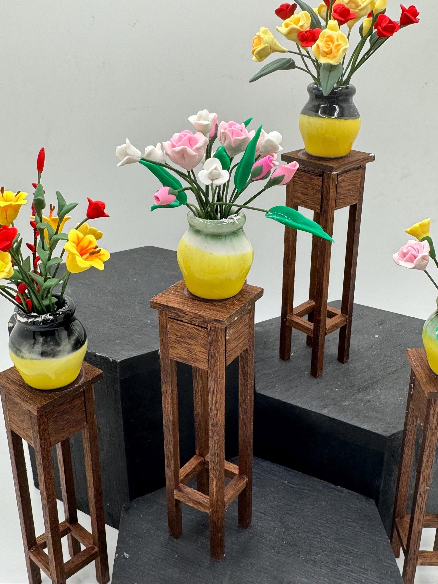 Dolls House Miniatures - 1/12 Plant Table stand with flowers x1