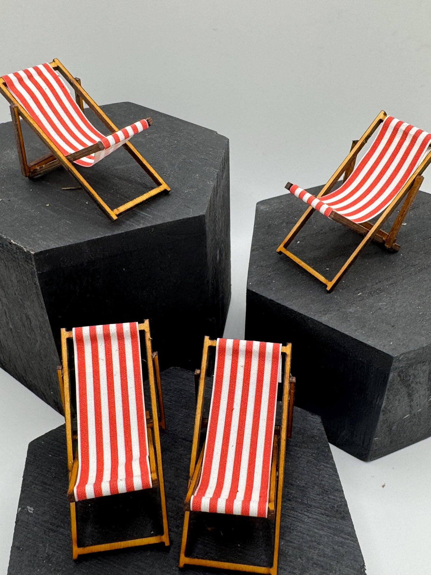 DOLLS HOUSE MINIATURES - 1/24th / 1:24th / Half Inch Scale - Deck chair x 1