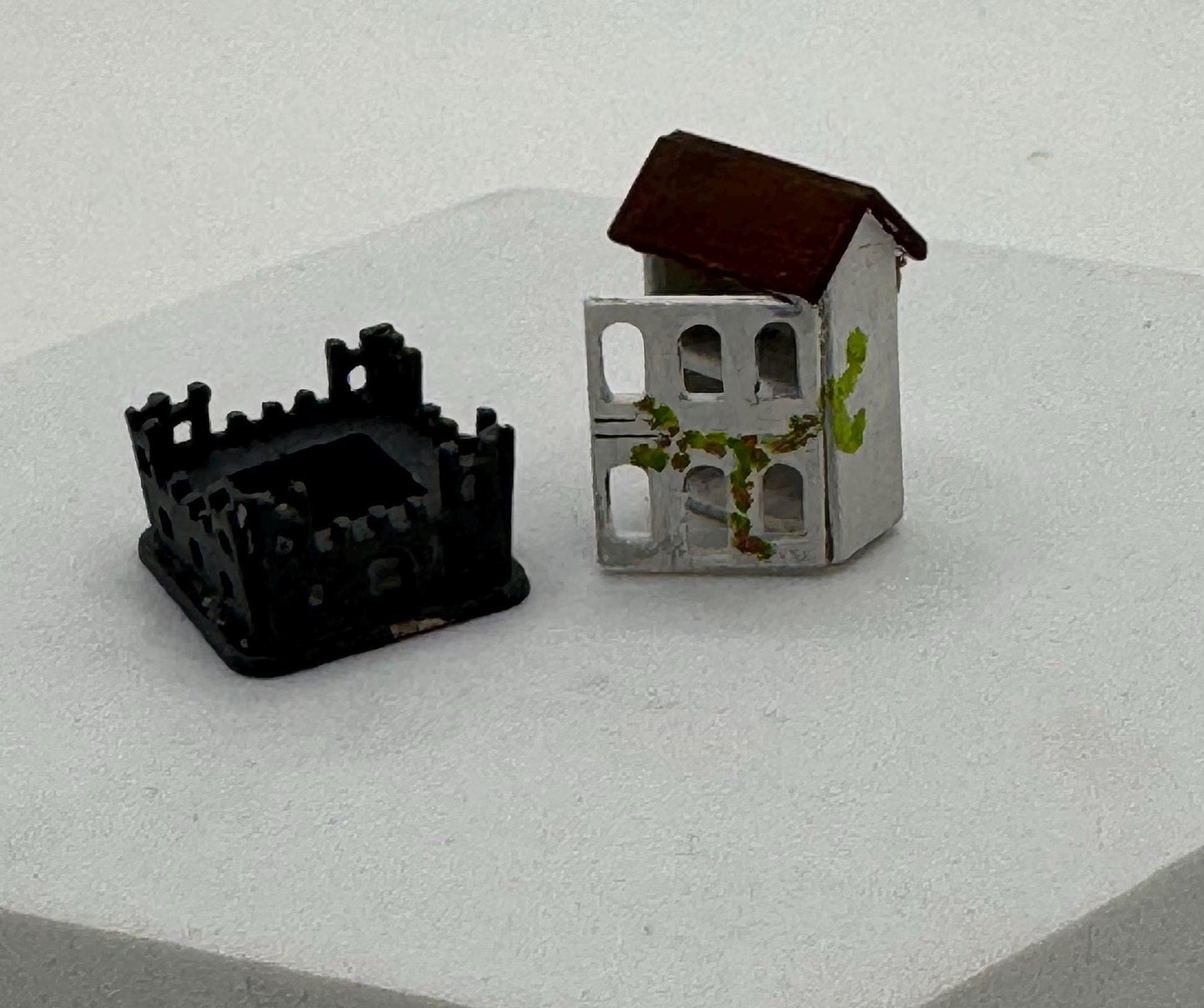 Dolls House 1/48th - Dollshouse And Toy Fort