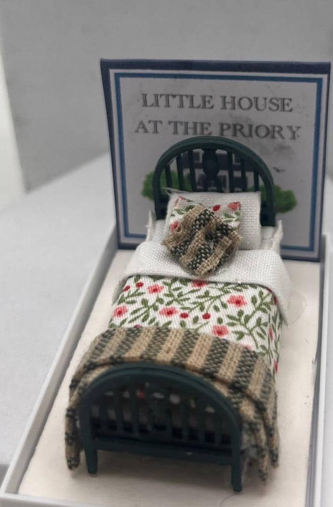 Dolls House Miniatures ( 1/48th - 1:48 - 1/4" - Quarter Inch Scale ) - Single Bed - Belinda