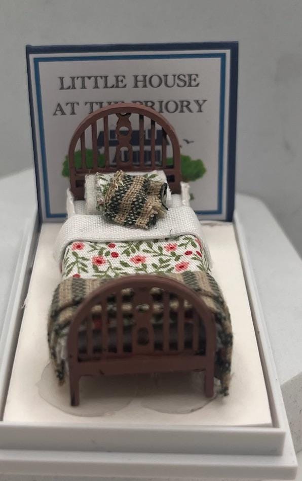 Dolls House Miniatures ( 1/48th - 1:48 - 1/4" - Quarter Inch Scale ) - Single Bed - Bella