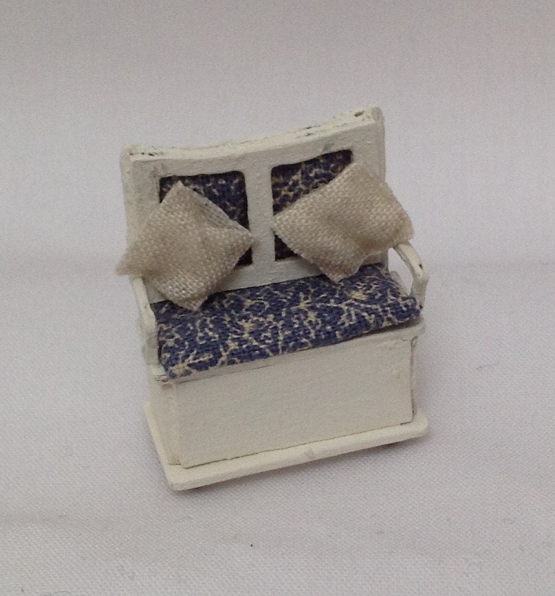 Dolls House Miniatures - Hand Painted Pretty 1/48th (1/4inch) quarter-scale Settle Seat