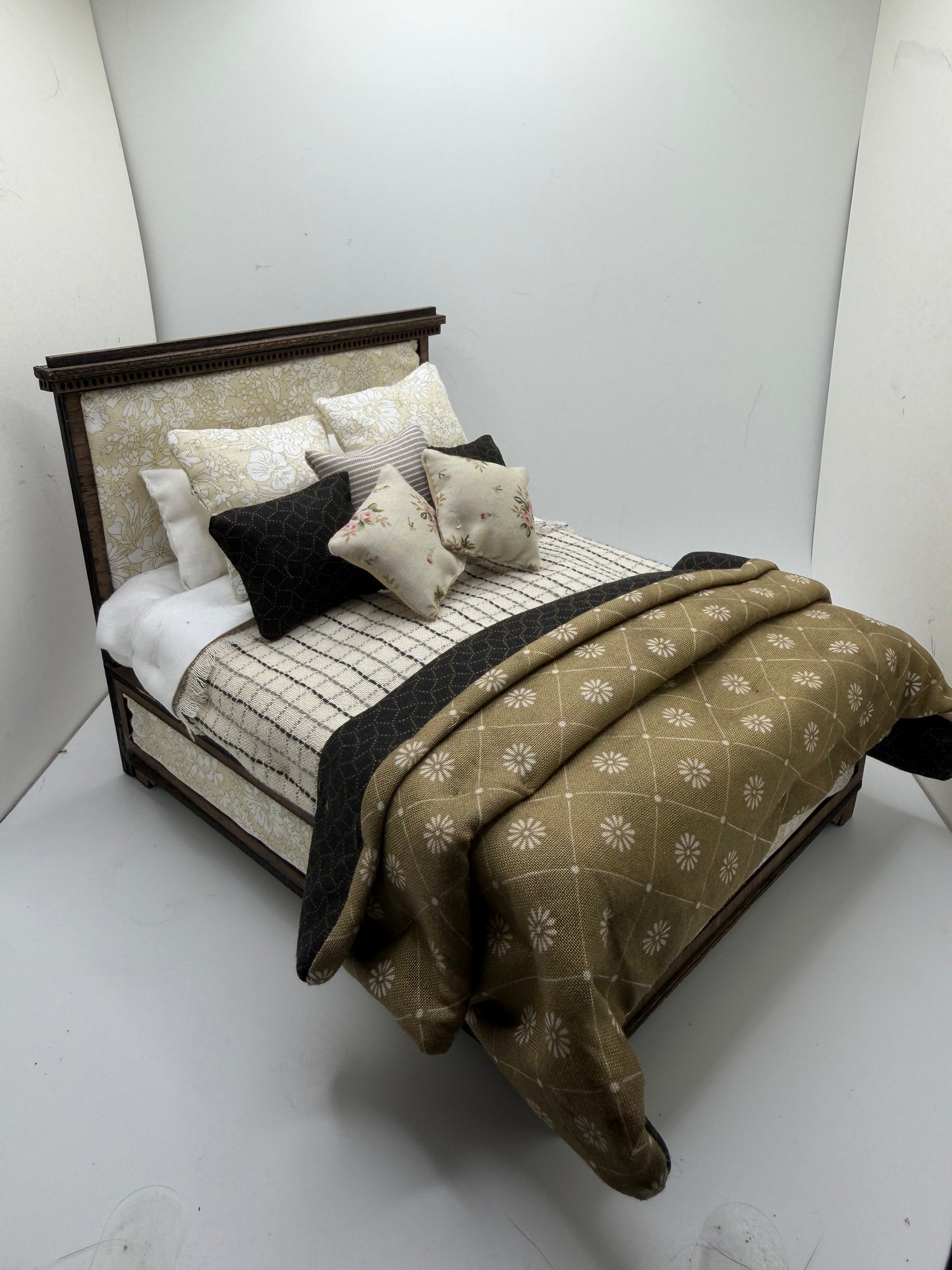 1/12th - 1:12 - 1 inch scale Queen sized Double Bed