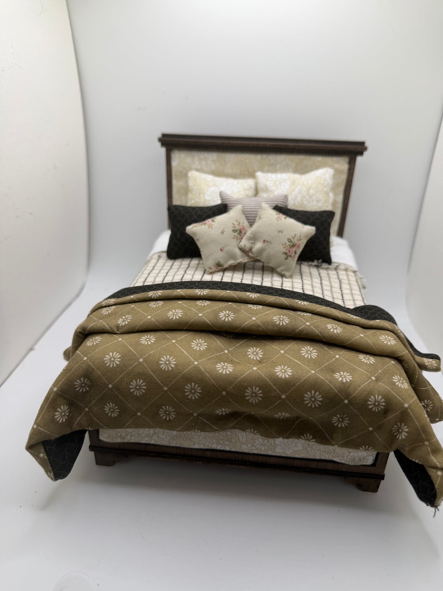 1/12th - 1:12 - 1 inch scale Queen sized Double Bed