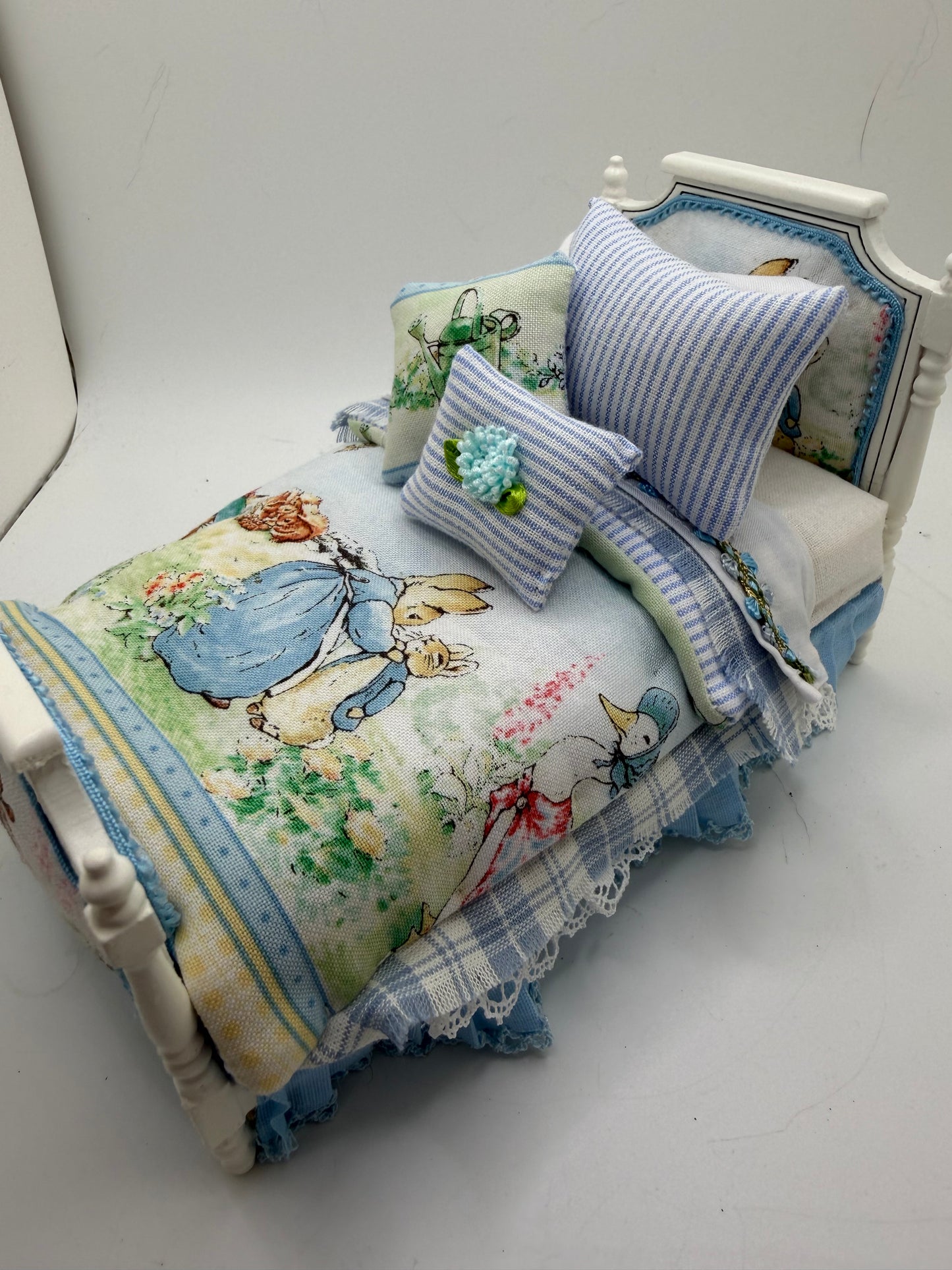 1/12th - 1:12 - 1 inch scale Beatrix Potter Single bed (2 available)