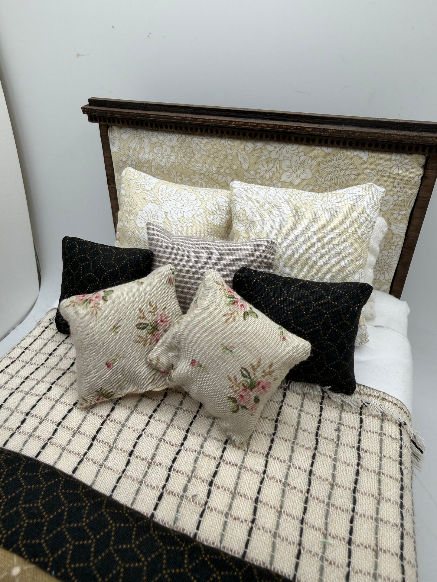 1/12th - 1:12 - 1 inch scale Queen sized Double Bed