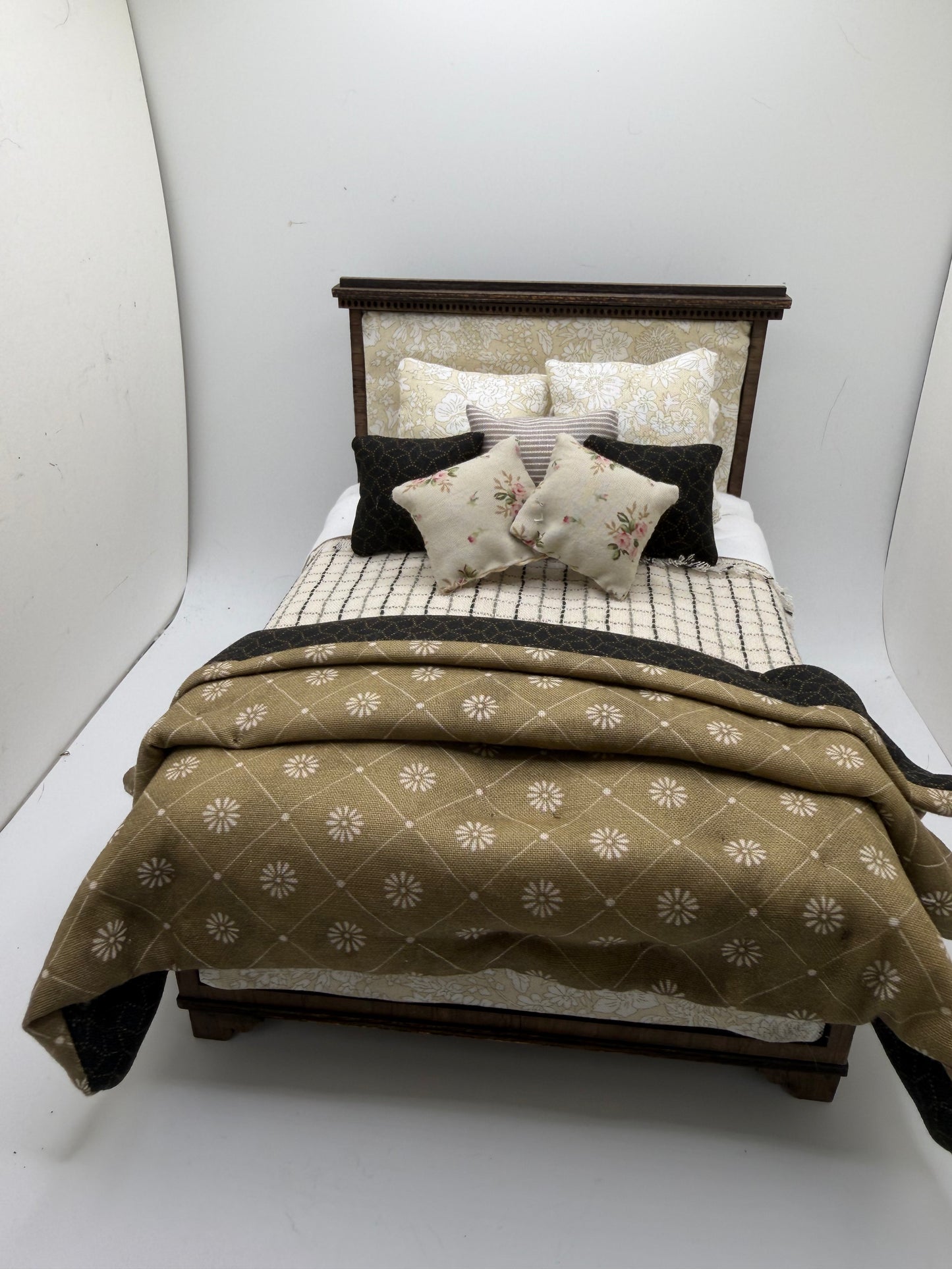 1/12th - 1:12 - 1 inch scale Queen sized Double Bed