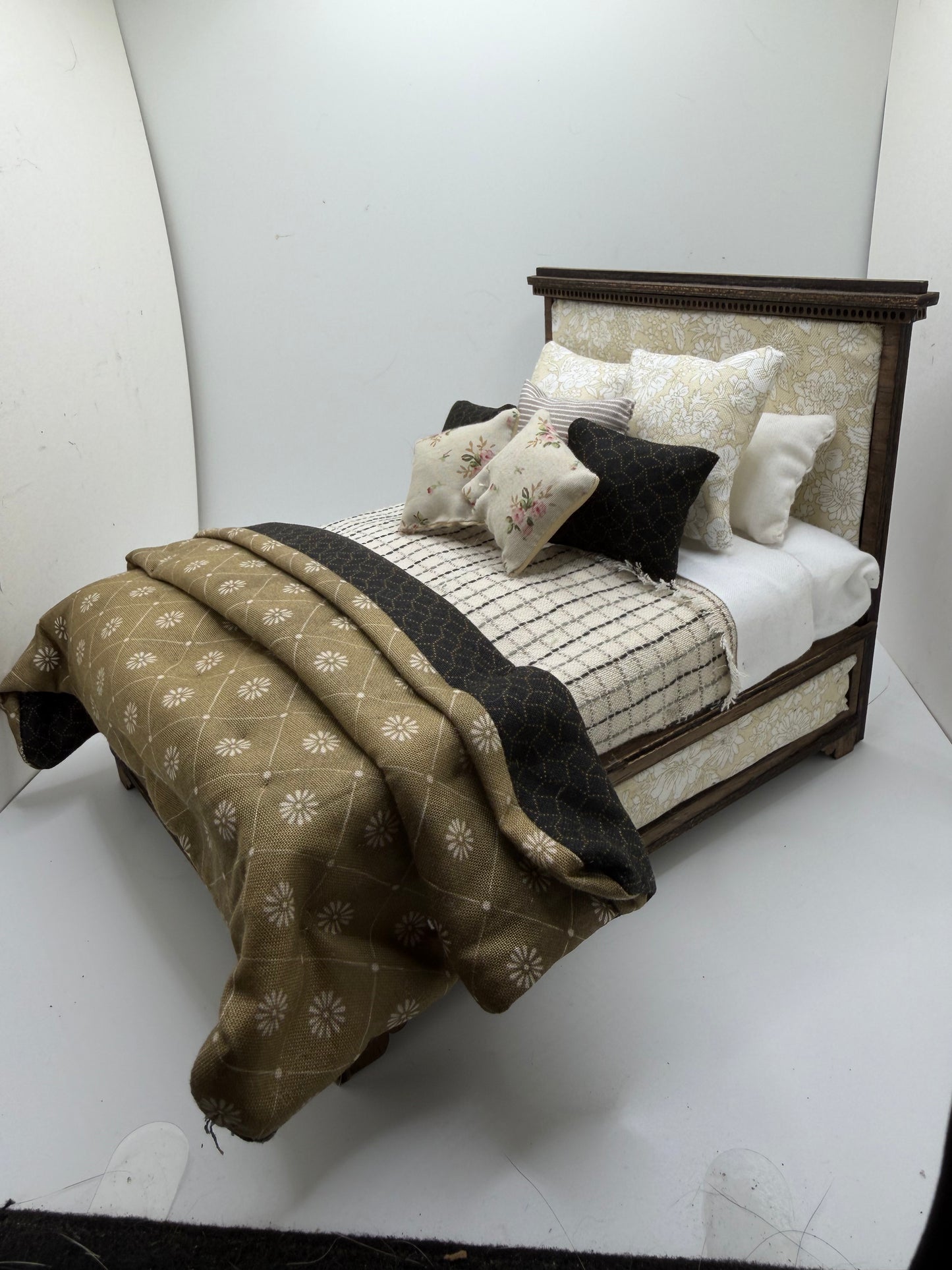 1/12th - 1:12 - 1 inch scale Queen sized Double Bed