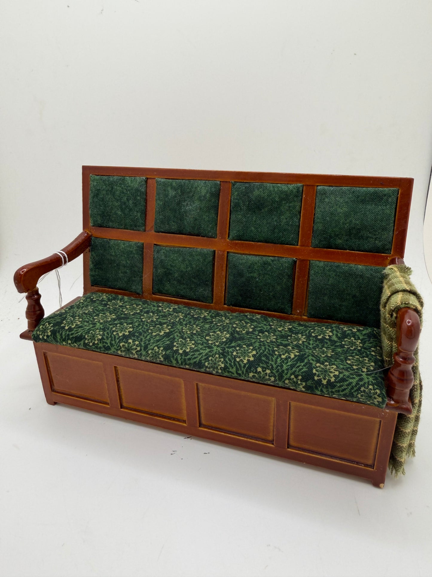 DOLLS HOUSE MINIATURES - 1/12th settle