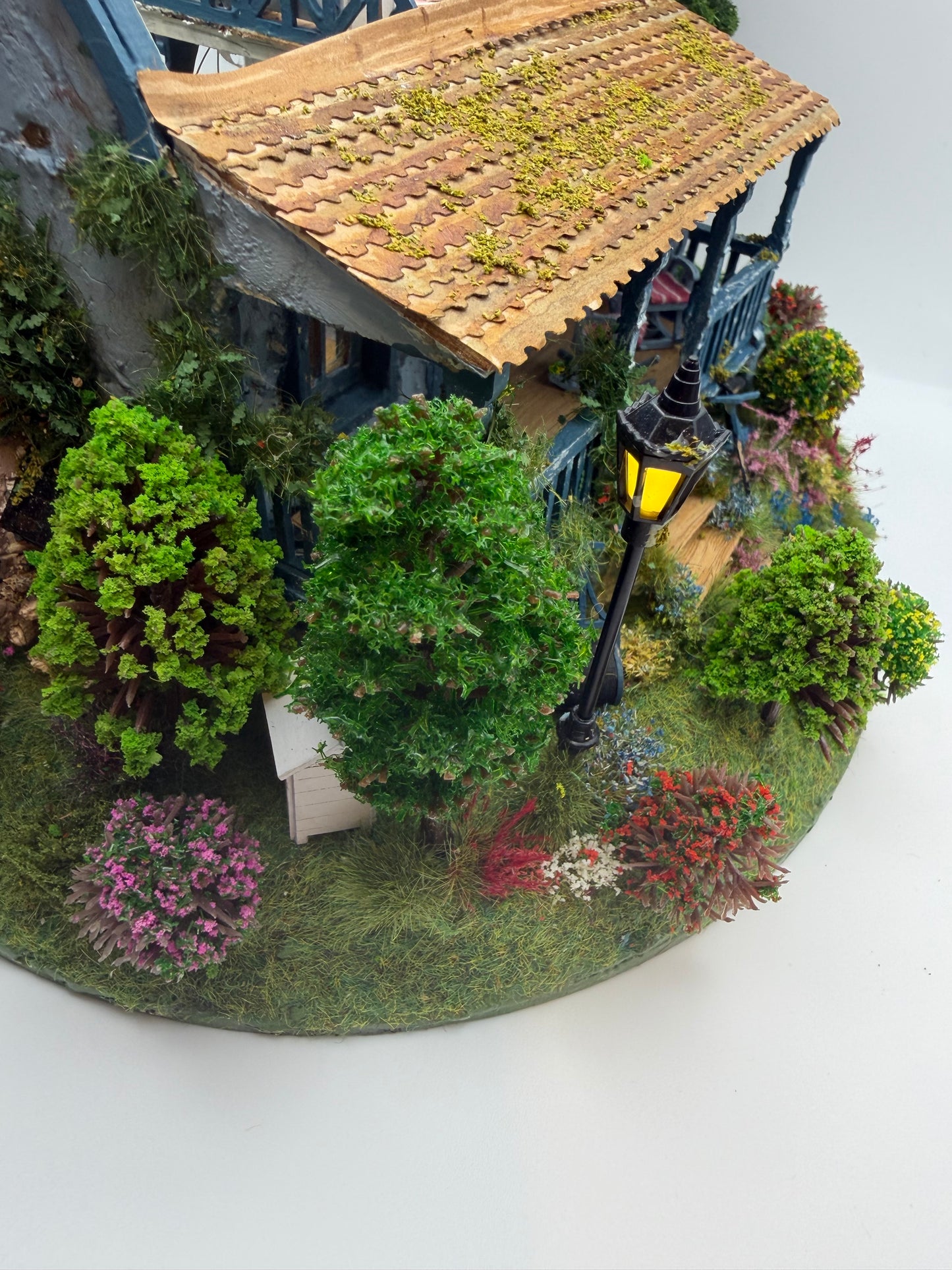 1/48th - 1:48th - 1/48 - Quarter Inch Scale Gardeners Retreat Cottage - OOAK