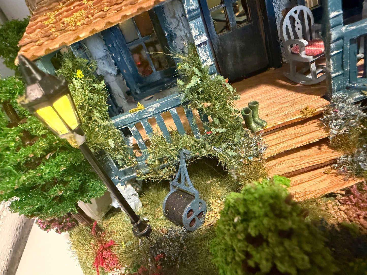 1/48th - 1:48th - 1/48 - Quarter Inch Scale Gardeners Retreat Cottage - OOAK