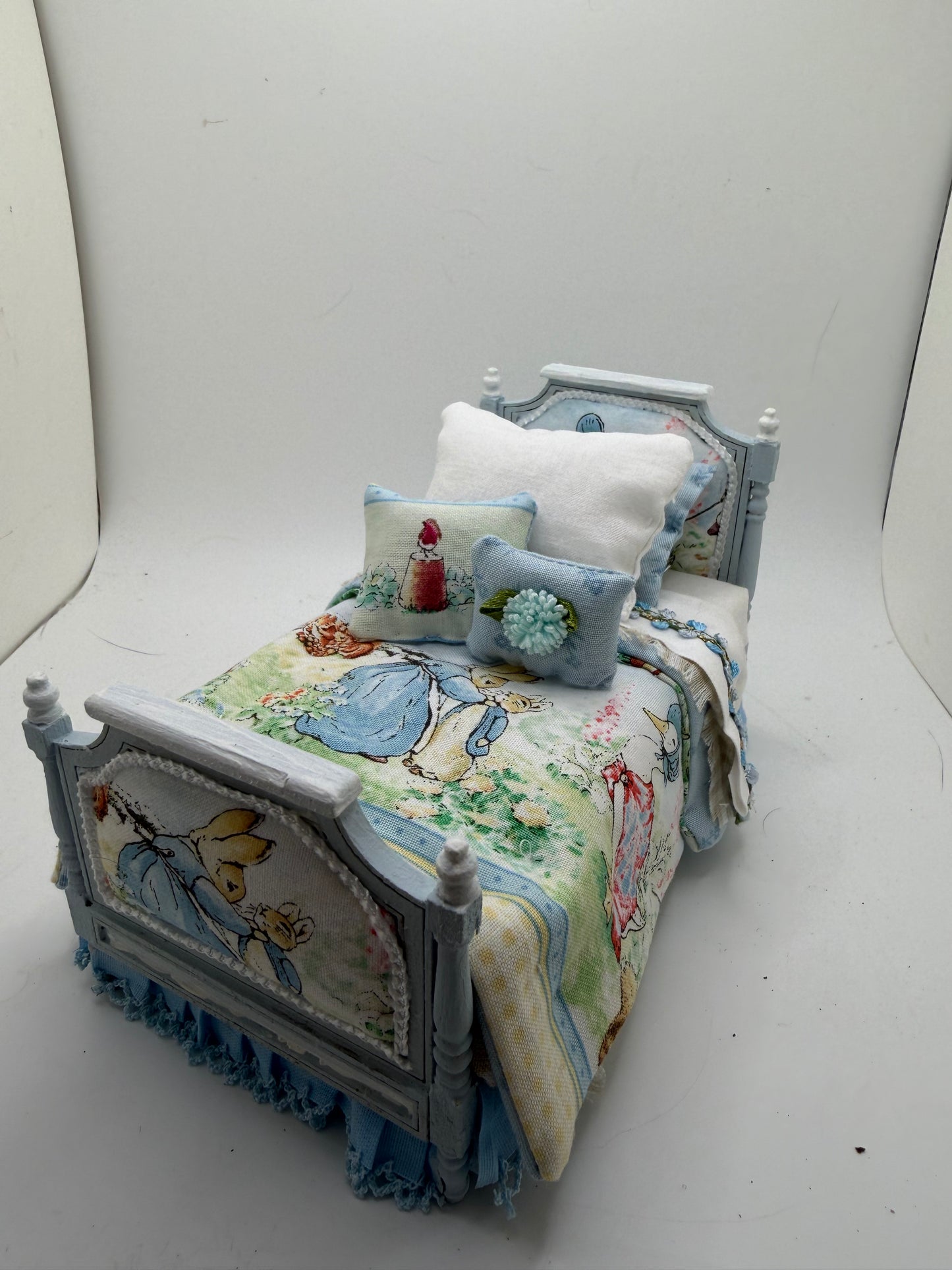 1/12th - 1:12 - 1 inch scale Beatrix Potter Single bed (2 available)