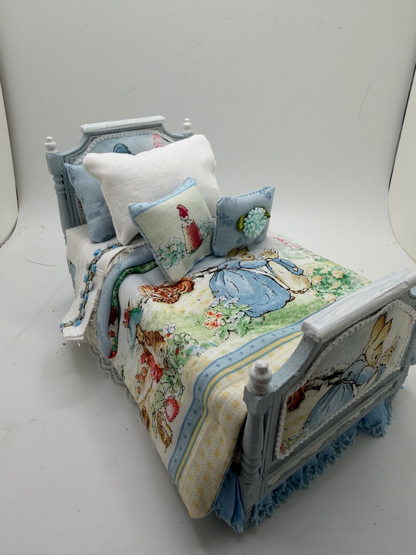 1/12th - 1:12 - 1 inch scale Beatrix Potter Single bed (2 available)
