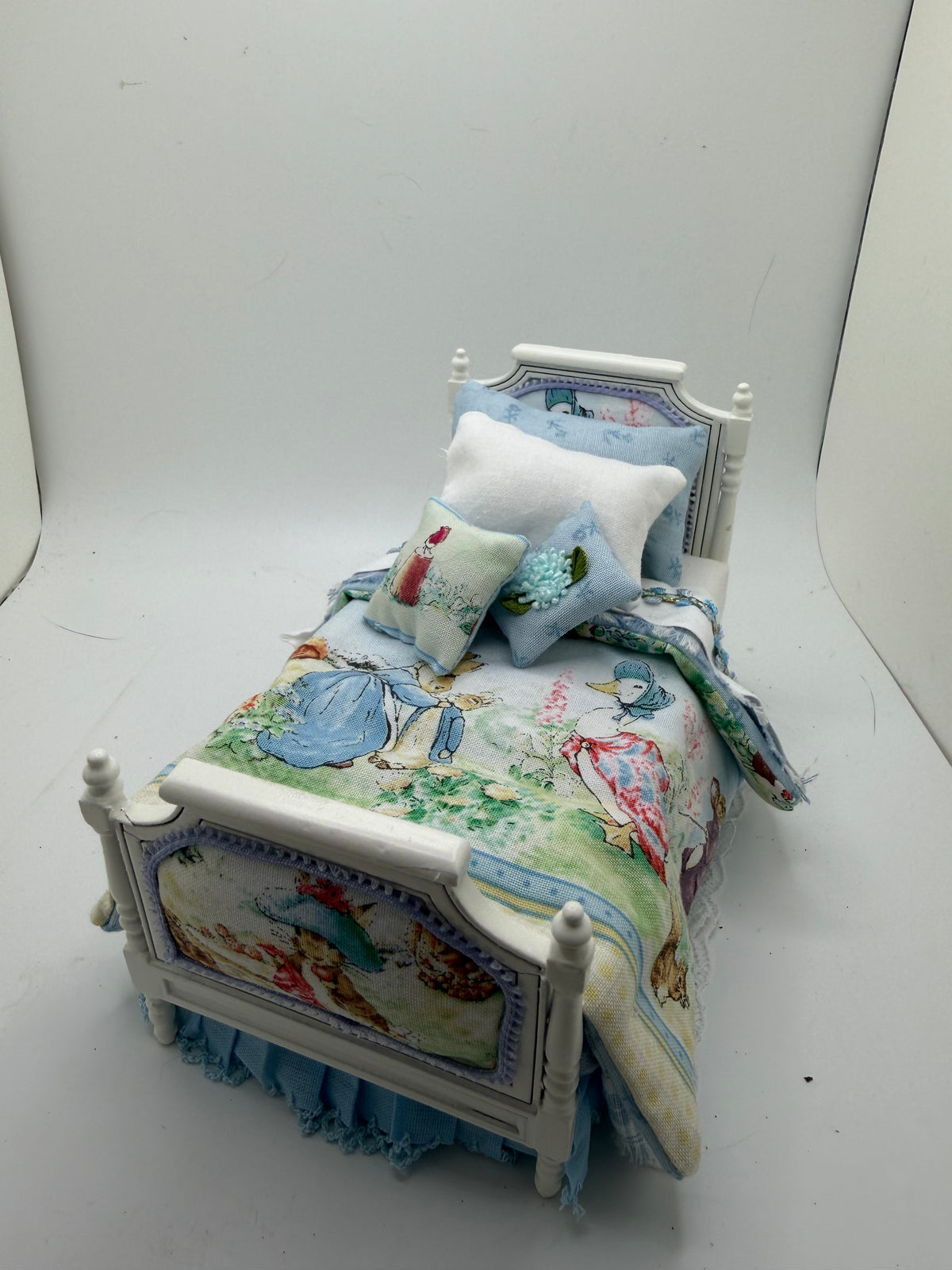 1/12th - 1:12 - 1 inch scale Beatrix Potter Single bed (3 available)