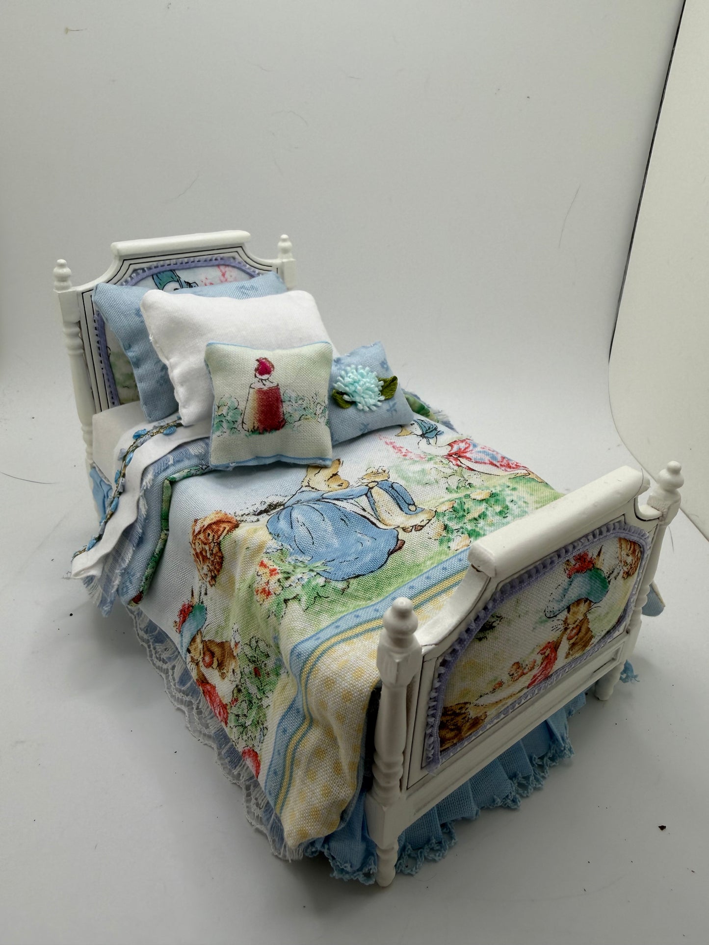 1/12th - 1:12 - 1 inch scale Beatrix Potter Single bed (3 available)