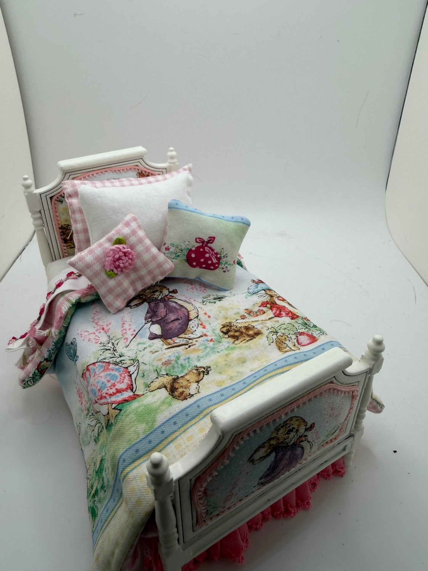 1/12th - 1:12 - 1 inch scale Beatrix Potter Single bed (3 available)