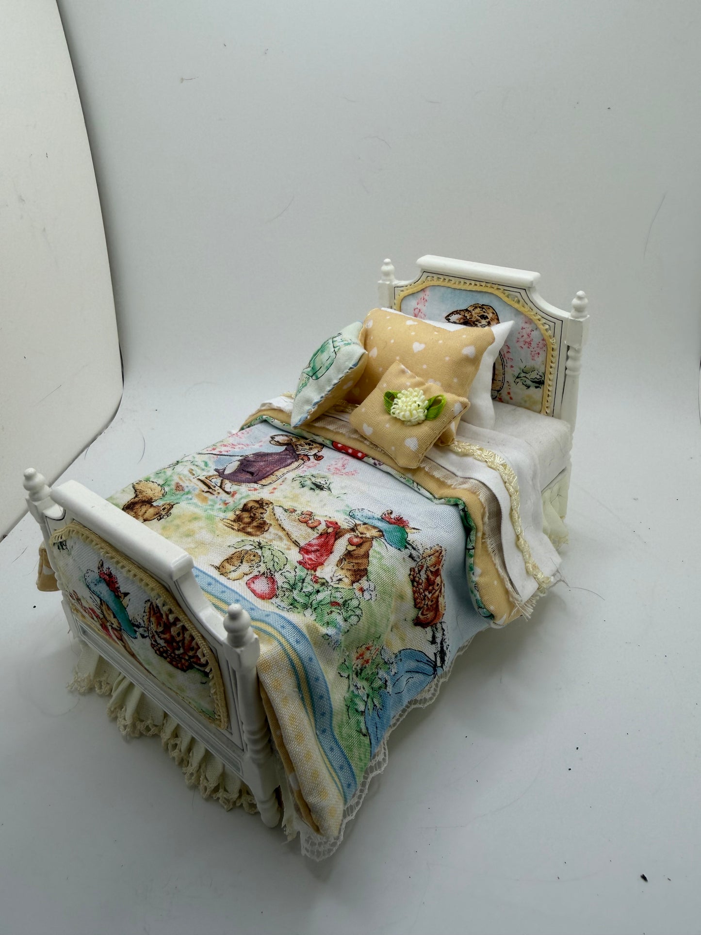 1/12th - 1:12 - 1 inch scale Beatrix Potter Single bed (3 available)