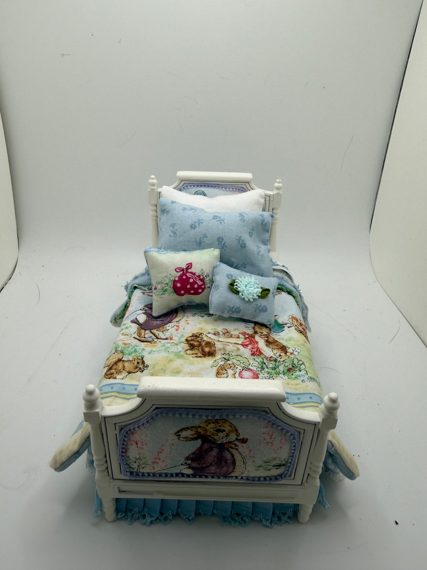 1/12th - 1:12 - 1 inch scale Beatrix Potter Single bed (2 available)