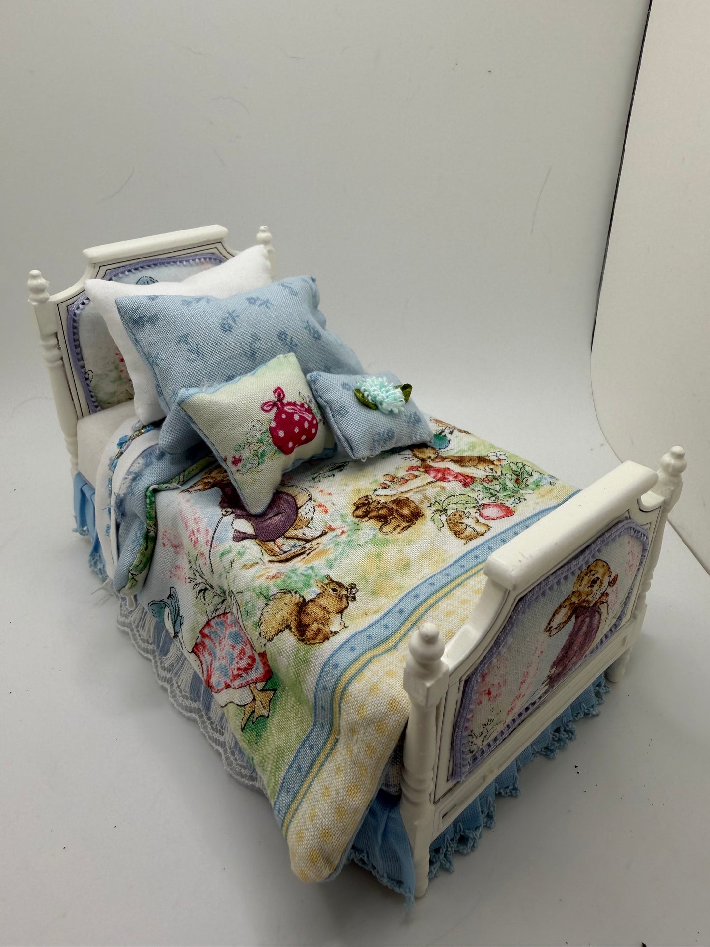 1/12th - 1:12 - 1 inch scale Beatrix Potter Single bed (2 available)
