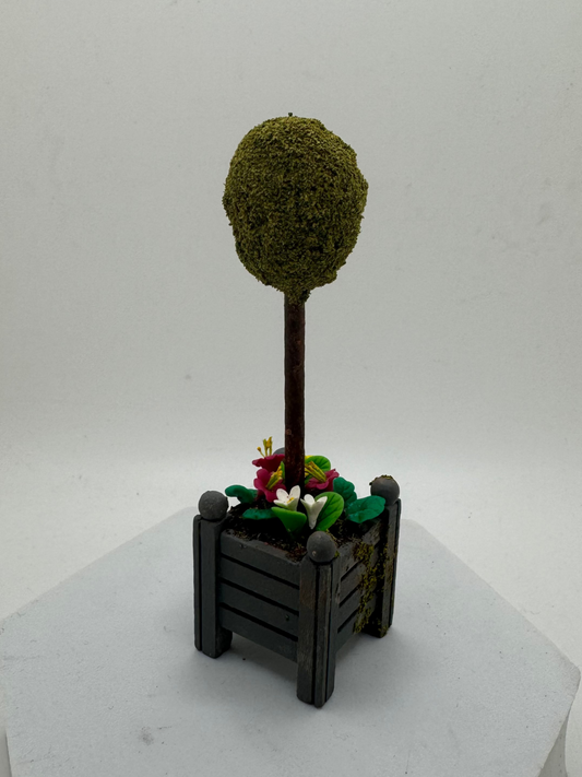 1/12th - Topiary Tree in Urn Planter
