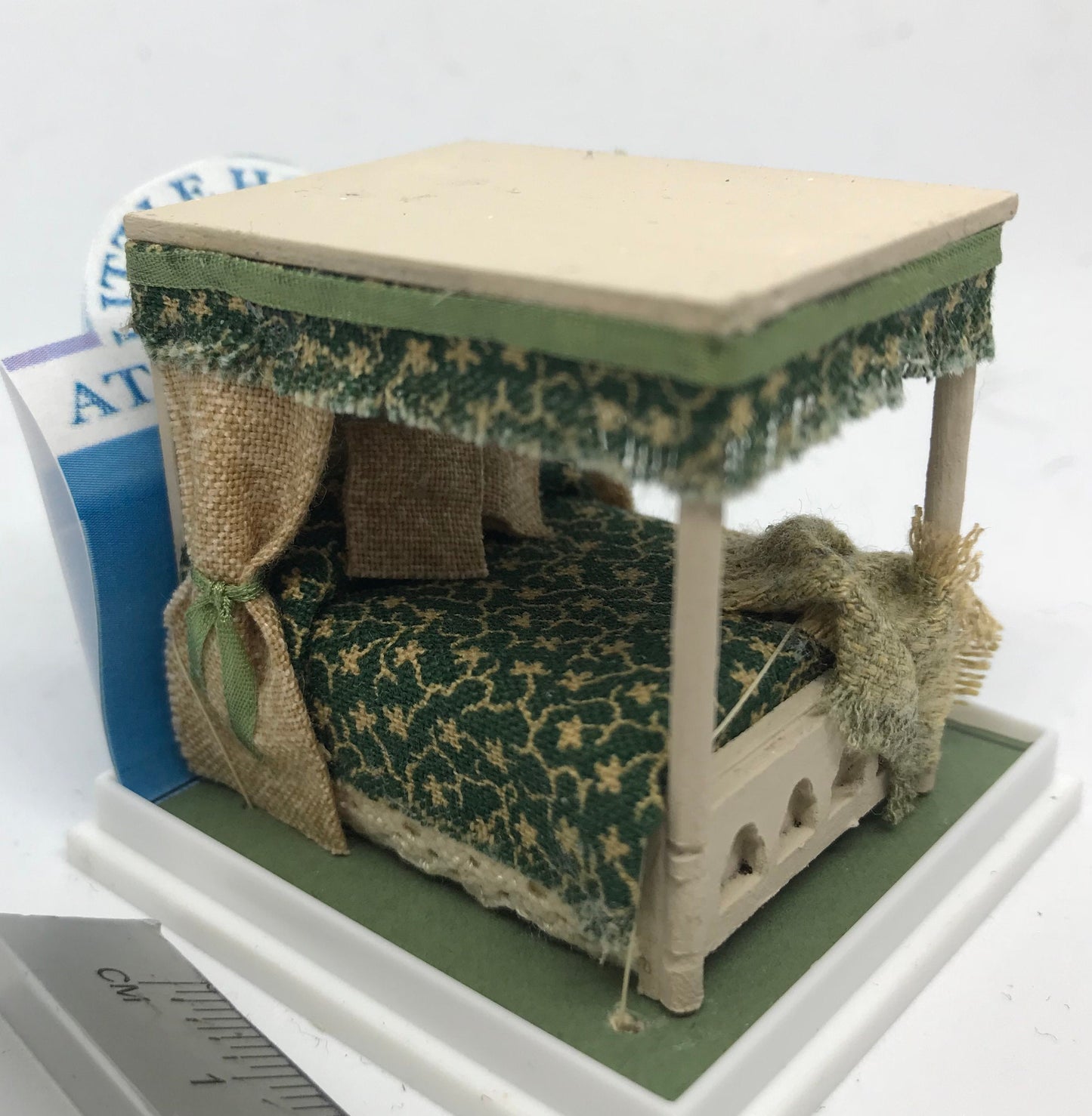 Dolls House Miniatures - Hand Painted Four Poster Bed (1/48th / 1:48/Quarter Scale - william