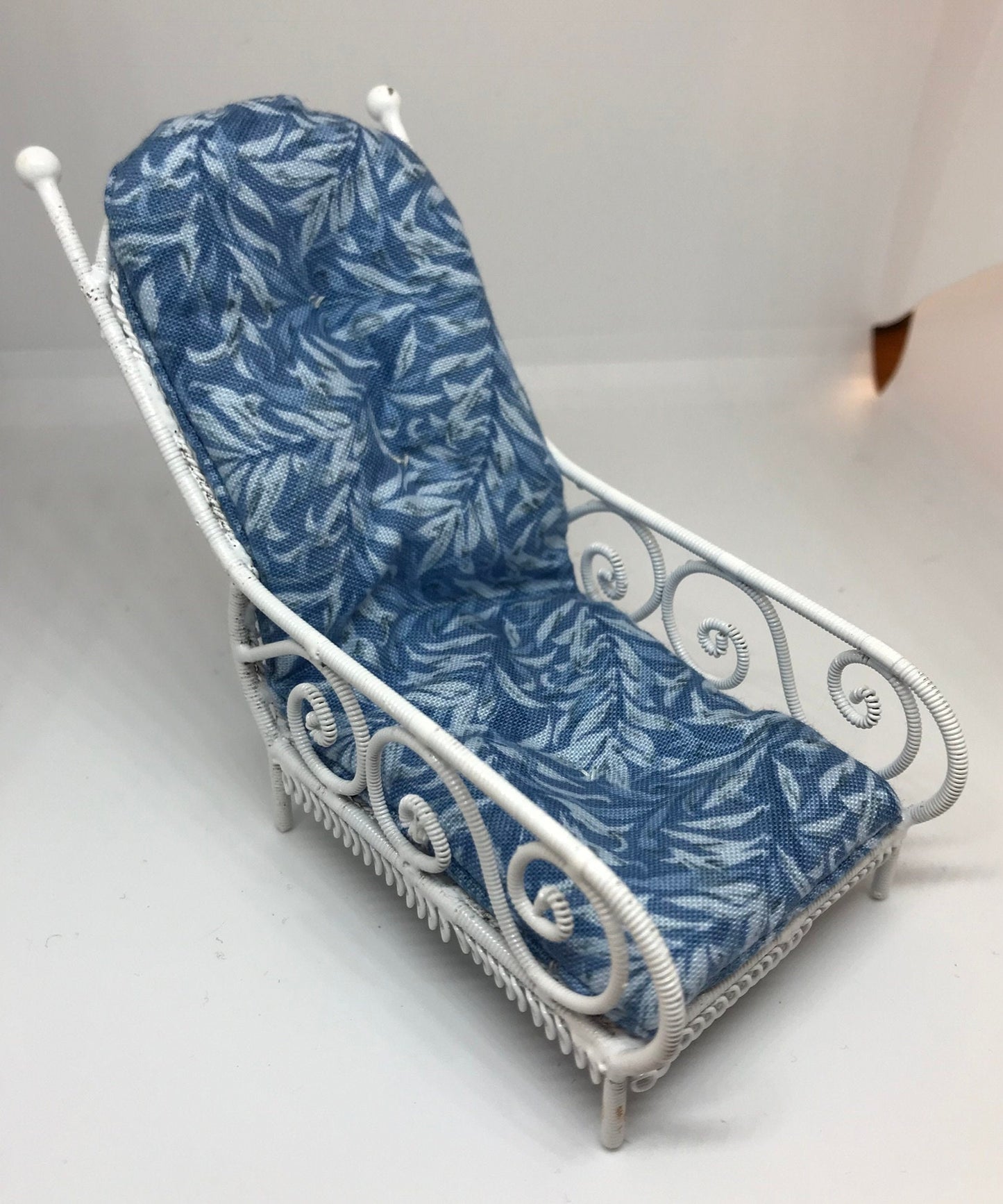 Dolls House Miniatures - 1/12th White Wire Lounger - dk/blue willow