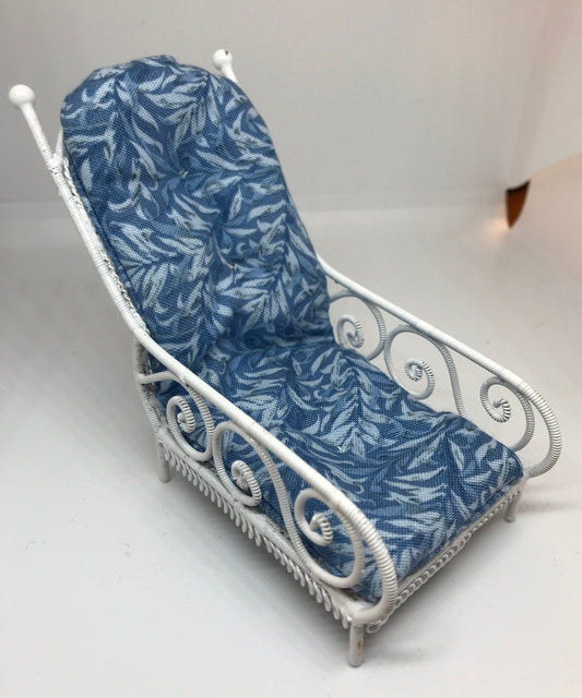 Dolls House Miniatures - 1/12th White Wire Lounger - dk/blue willow