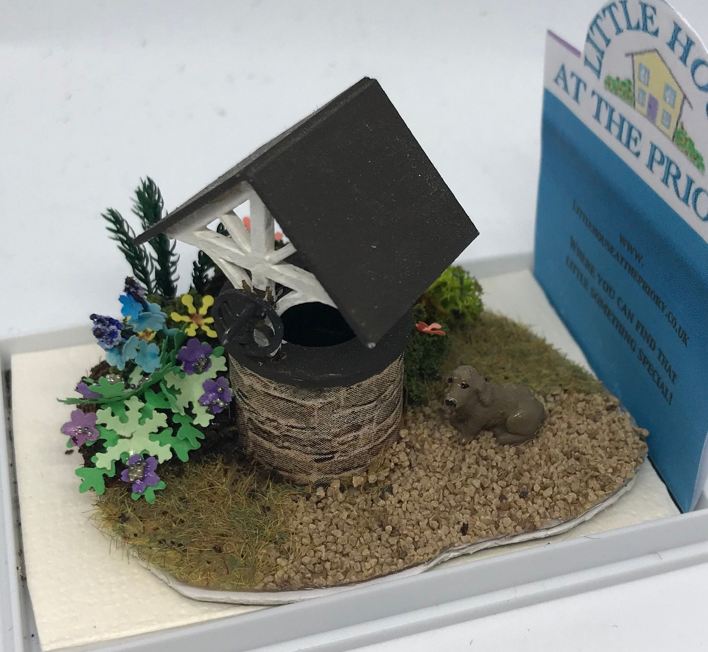 Dolls House Miniatures ( 1/48th - 1:48th - 1/4" - Quarter Inch Scale ) - Hand Made Garden Wishing Well Scene