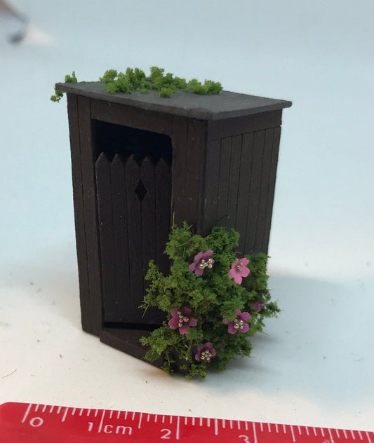 Dolls House Miniatures ( 1/48th - 1:48th - 1/4" - Quarter Inch Scale ) Luxury Dressed  Outside Privey / WC