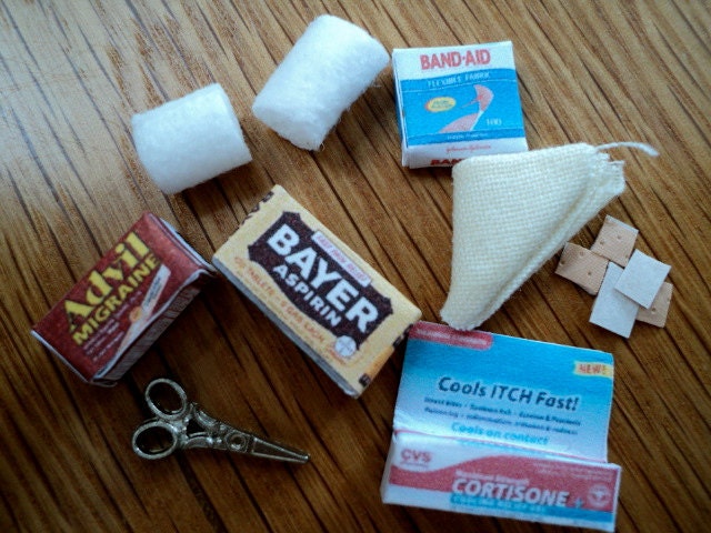 Dolls House Miniatures - 1/12th USA First Aid Items /Medicines (set B)