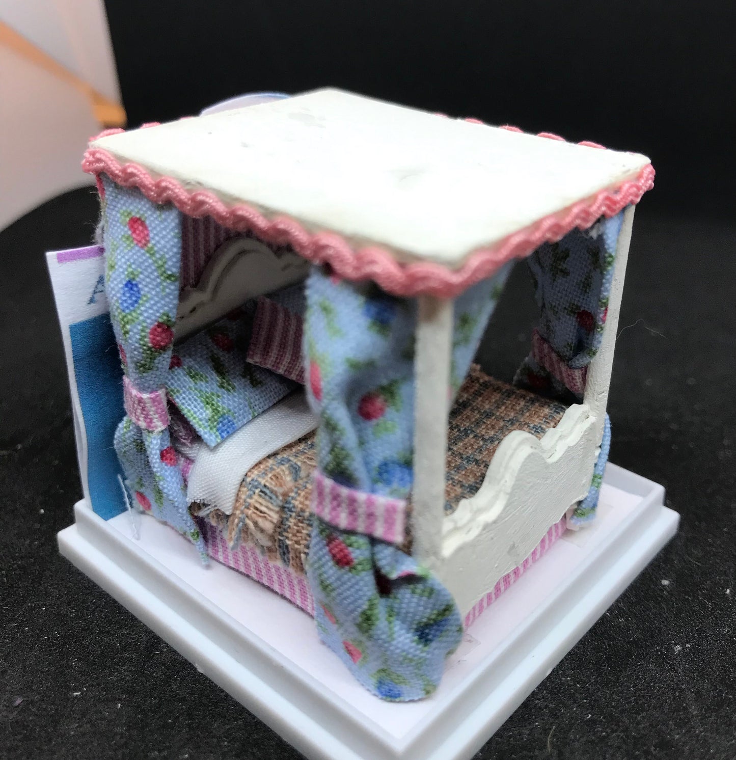 Dolls House Miniatures - Hand Made 1/48th (1/4inch) quarter scale - Four Poster bed