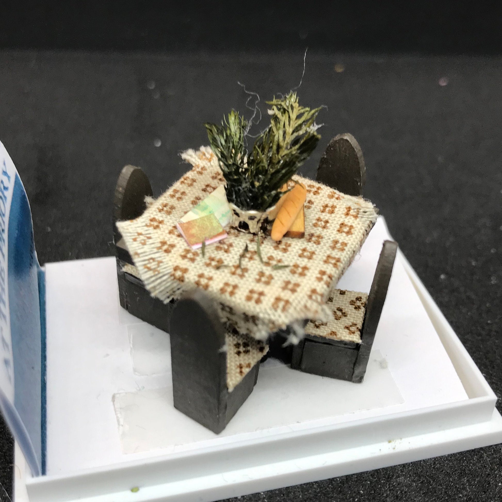 Dolls House 1/48th - table & chairs  -