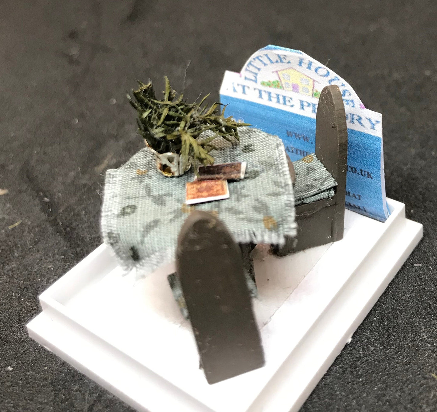 Dolls House 1/48th - table & chairs  -