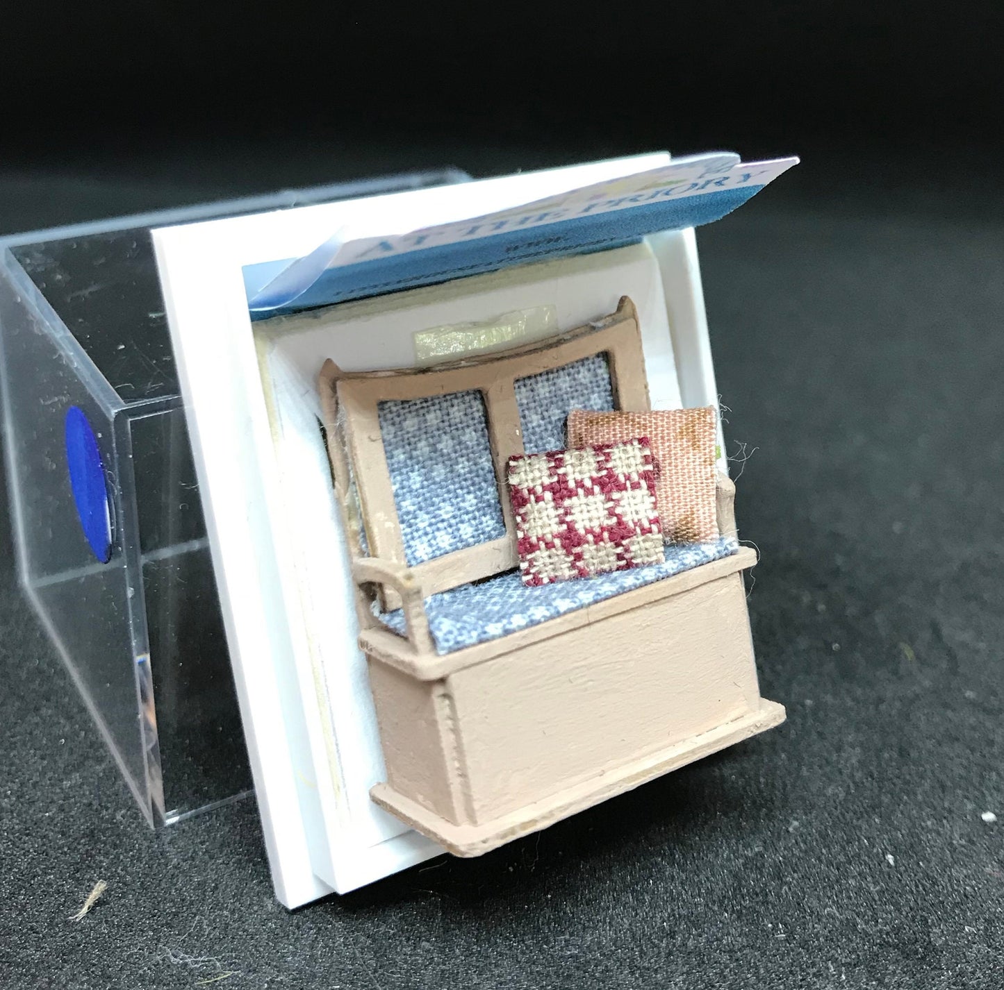Dolls House Miniatures - Hand Painted Pretty 1/48th (1/4inch) quarter-scale Settle Seat