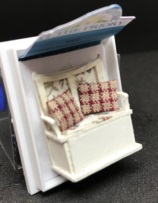Dolls House Miniatures - Hand Painted Pretty 1/48th (1/4inch) quarter-scale Settle Seat