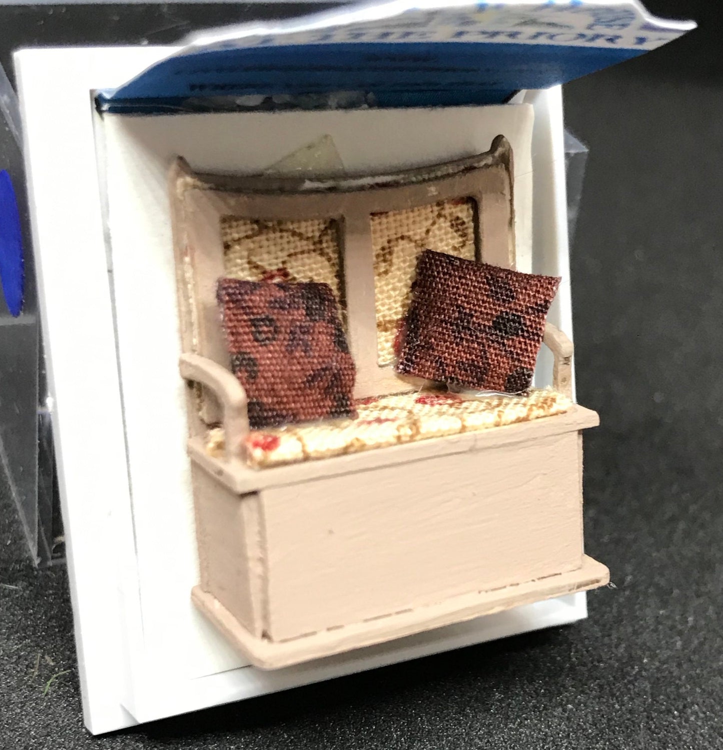 Dolls House Miniatures - Hand Painted Pretty 1/48th (1/4inch) quarter-scale Settle Seat