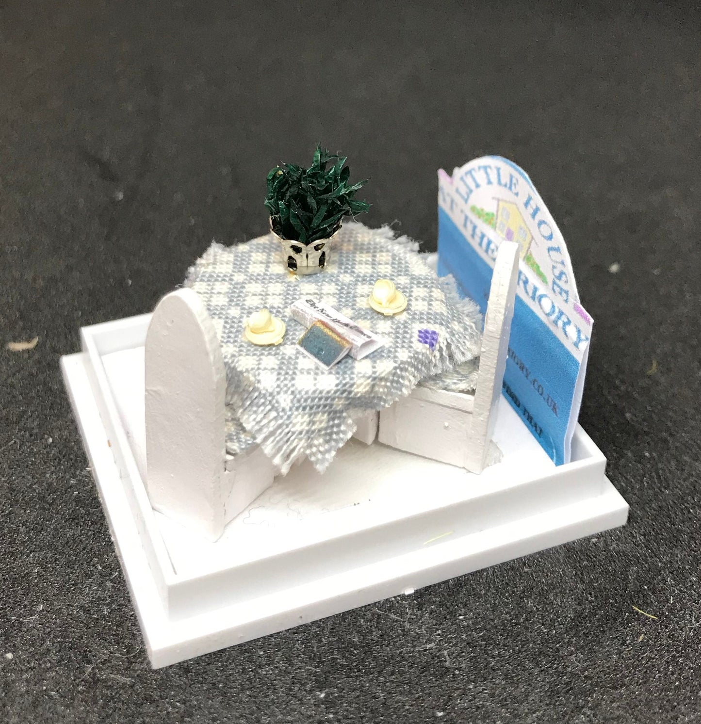 Dolls House Miniatures - Hand Painted Pretty (1/48th,1/4inch, quarter scale) Table & Chairs -